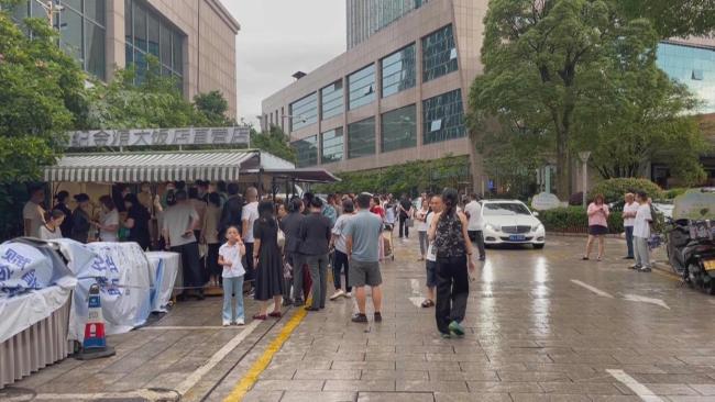 貴陽一五星級酒店街邊擺攤 市井煙火新體驗