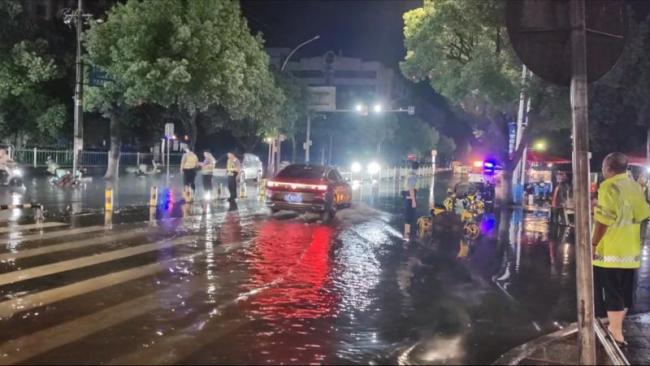 江西一地暴雨致街道被淹 多部门紧急响应排水