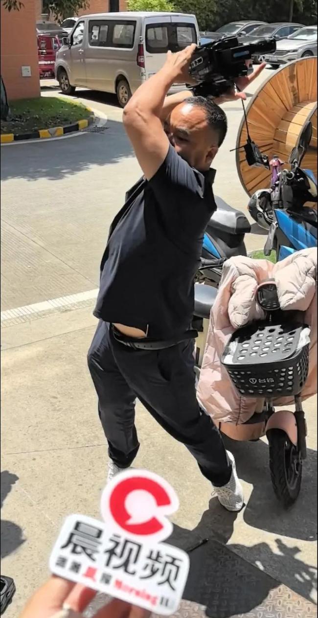 記者調(diào)查企業(yè)遭阻擾 采訪設(shè)備被砸碎 企業(yè)負(fù)責(zé)人暴力抗法