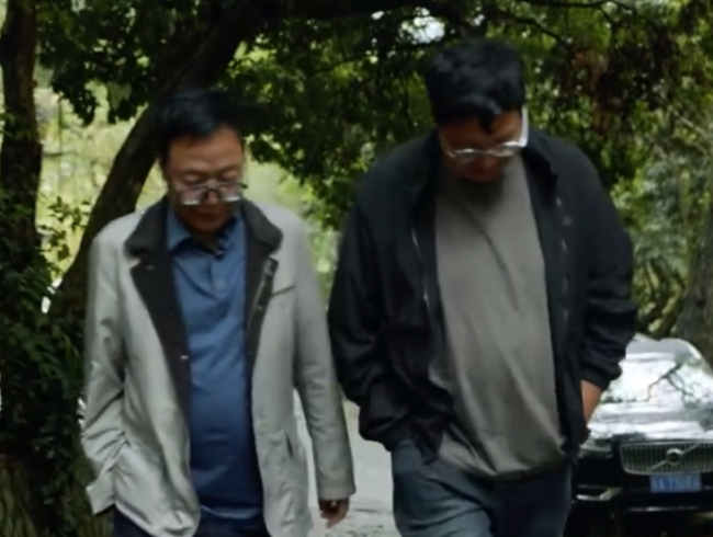 中國式父子的真實寫照：“北大屠夫”和兒子一起過年,，各干各的沒話聊