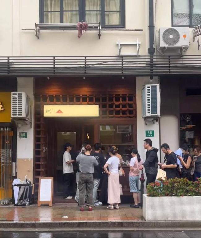 上海多人雨中排零下80度咖啡