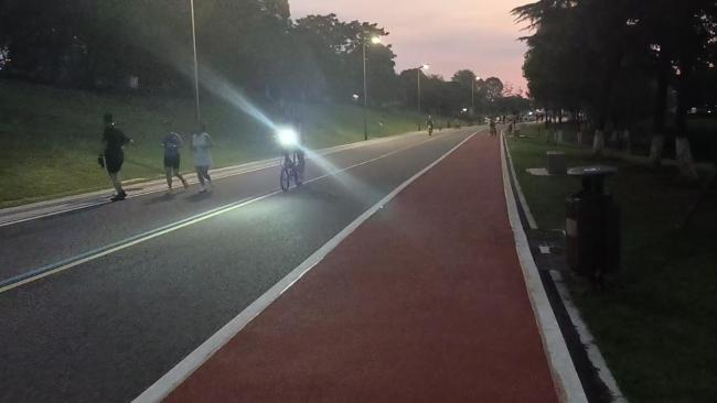 多方回應(yīng)一公園夜騎事故頻發(fā) 管理與秩序待加強(qiáng)