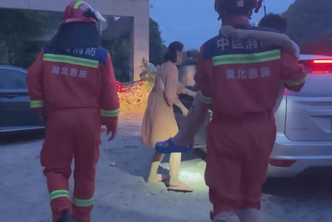 河边戏水被钢筋刺穿小腿 消防员抱着男孩徒步送医