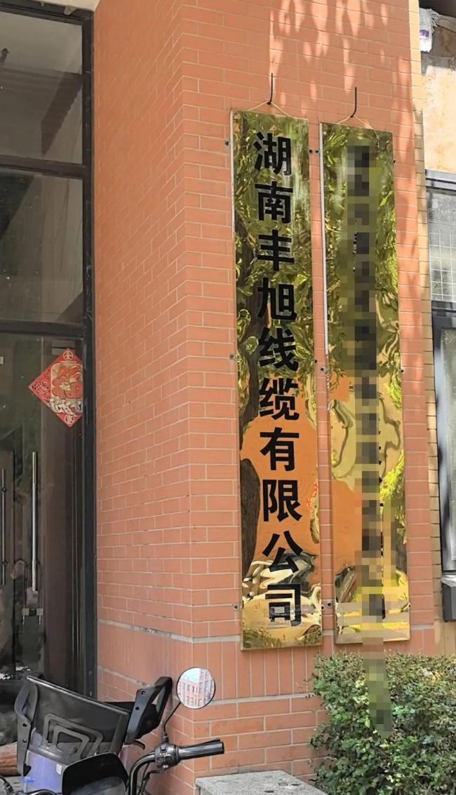 記者采訪時攝像機(jī)被搶砸，嫌疑人被刑拘 維權(quán)采訪遭暴力對待
