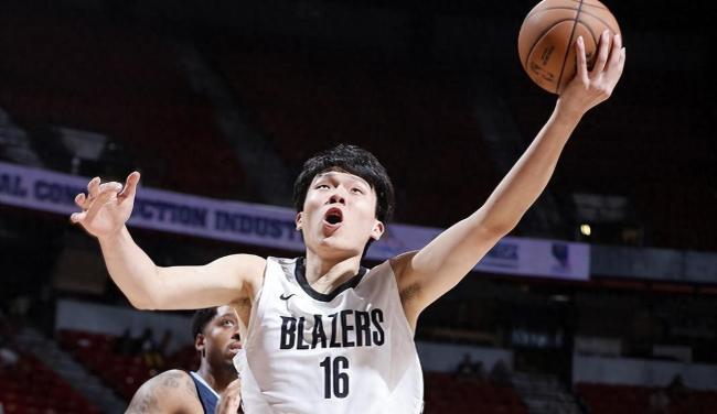 還是體能問題,！楊瀚森被換下場大口喘氣 教練趕緊過去做指導 體能斷崖成最大軟肋