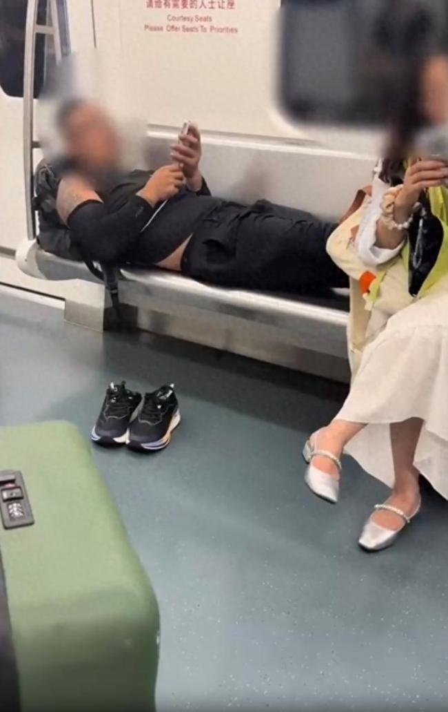 男子地鐵上脫鞋橫躺霸占愛(ài)心專(zhuān)座 不文明行為惹眾怒