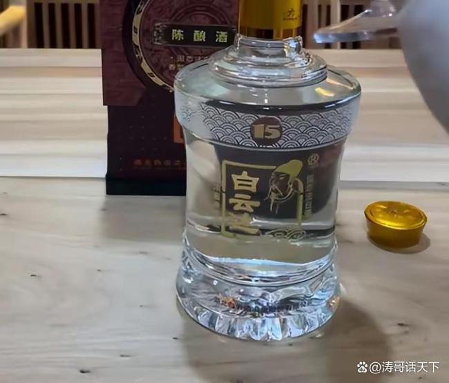大爺帶白酒被攔 當(dāng)場喝完吐白沫 規(guī)則與人情的碰撞