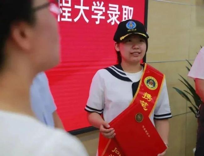 空軍預(yù)警學(xué)院湖北首封錄取通知書(shū)送達(dá) 夢(mèng)想與使命同在