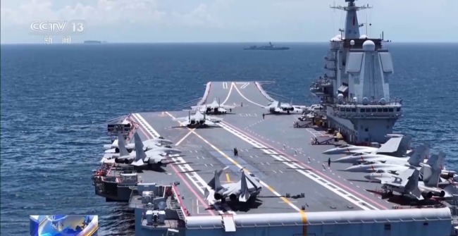 山東艦起降保障中隊擎“飛鯊”礪劍海天