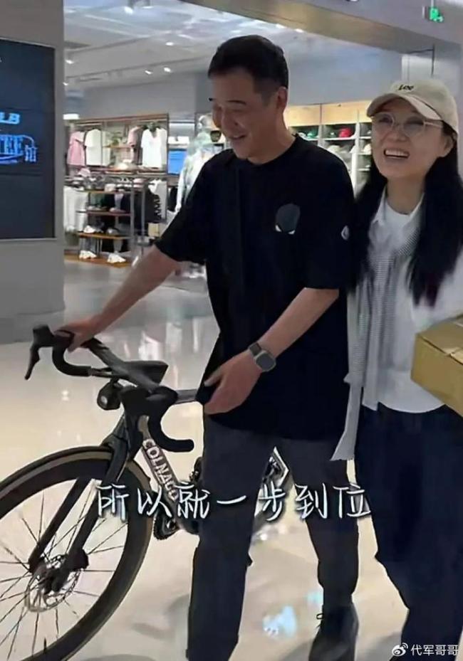 63歲藝術(shù)家吳瓊和48歲老公拍婚紗照 21年甜蜜依舊