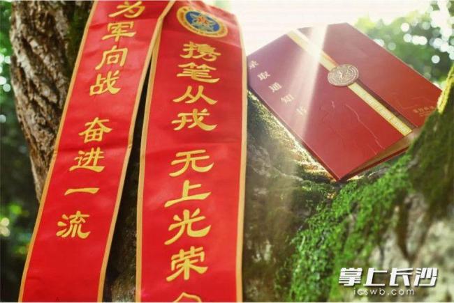 國防科大錄取通知書有多酷 拆盒儀式感拉滿