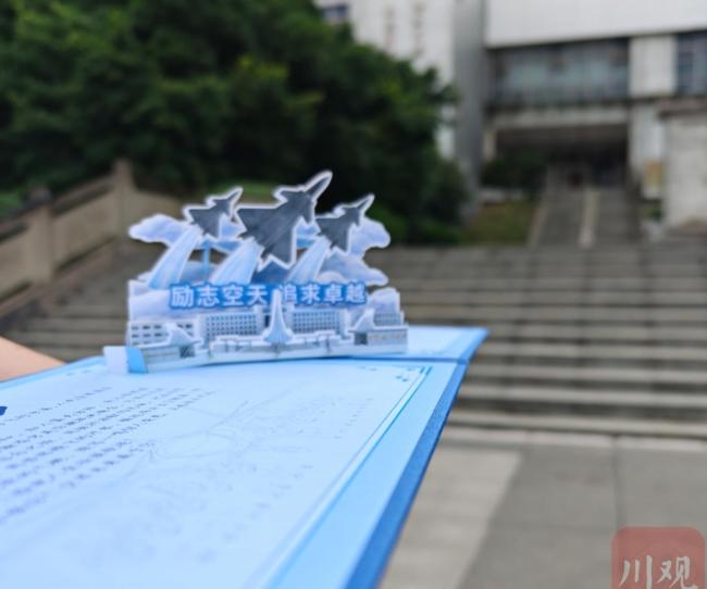 歼16飞行员把录取通知书送上门 蓝天梦启航