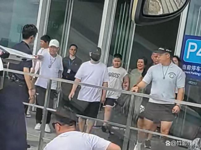 郭德綱一家三口罕見露面 胖到走形引發(fā)熱議