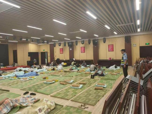 珠海民警转移安置500余名临险群众 风雨中的守护者