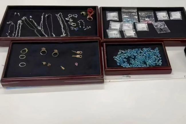 海關(guān)在旅客襪子褲腰中查獲大量珠寶 價值六萬余元
