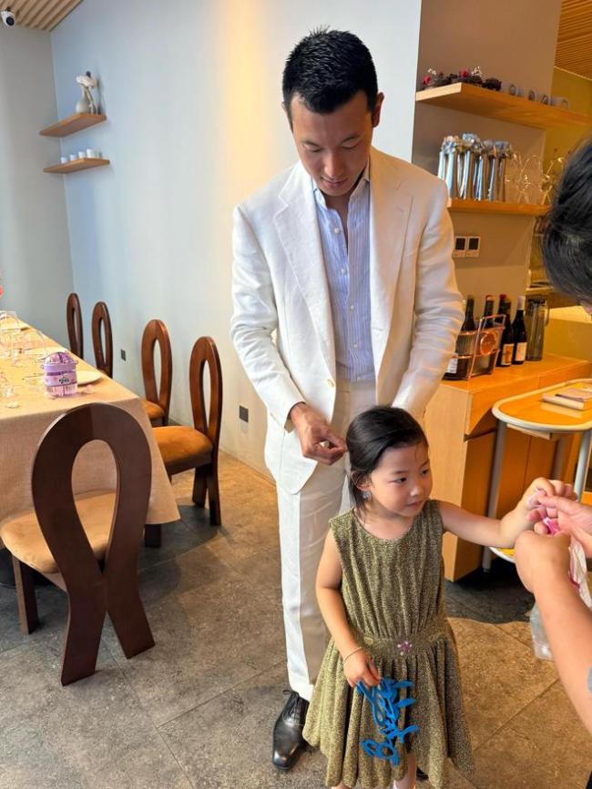 朱珠41歲生日分享全家福 幸福美滿一家三口