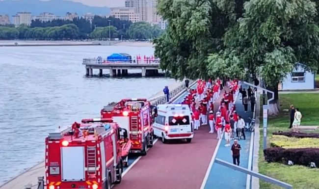 老年徒步團(tuán)逼停消防車、救護(hù)車,，僵持近2分鐘,！