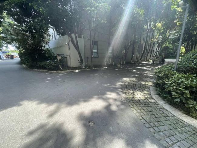 成都一女童小区内被私家车撞倒身亡 视线盲区酿悲剧