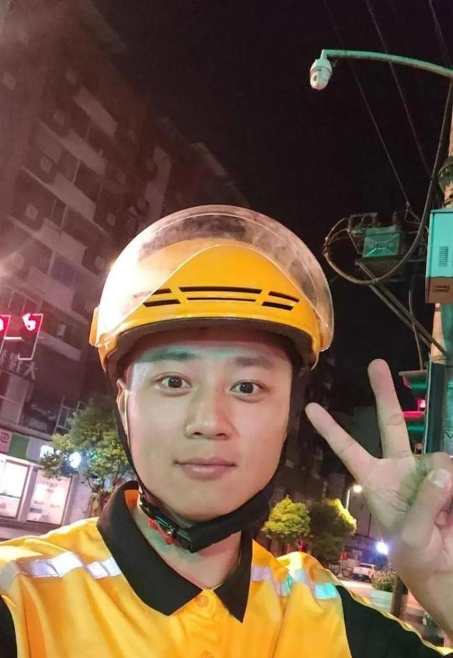 公職人員回應(yīng)下班后兼職送外賣