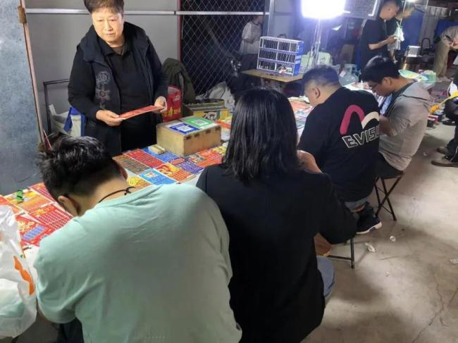 煙臺已有21處即開票銷售賣場 夜市刮彩成新樂趣
