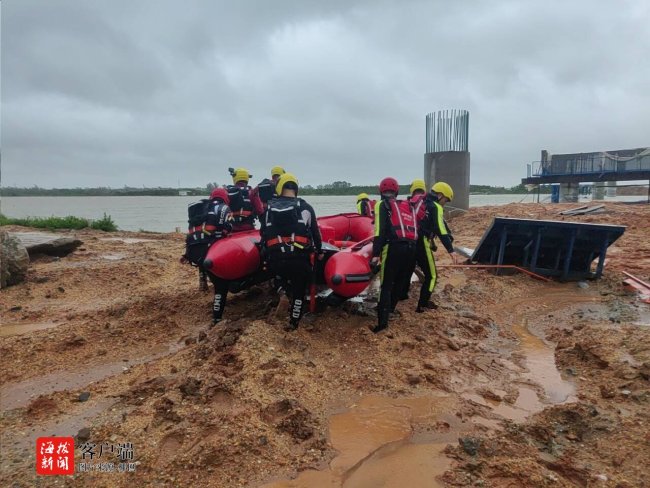 海南儋州兩村民被困河道 消防救援 成功轉(zhuǎn)移兩名被困者