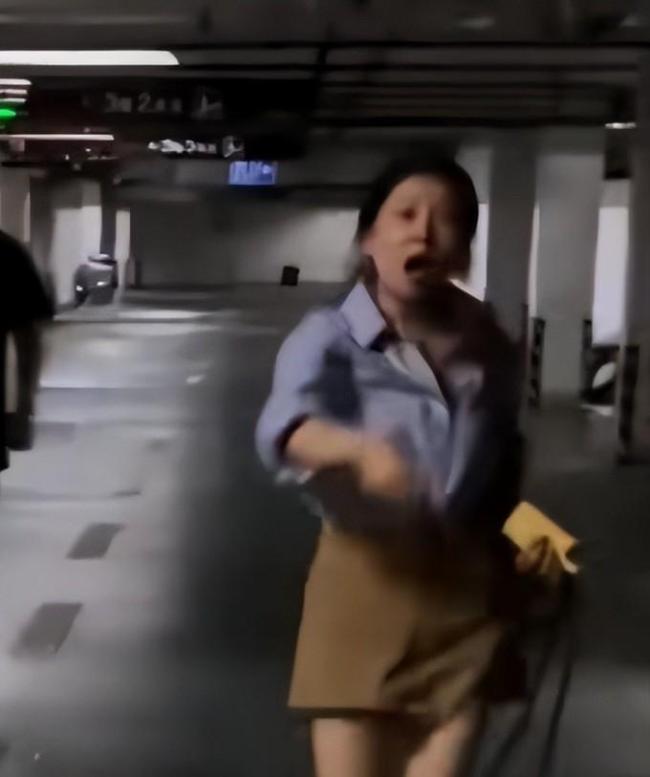 小區(qū)杜賓犬未拴繩起沖突追蹤 養(yǎng)狗者態(tài)度引爭(zhēng)議