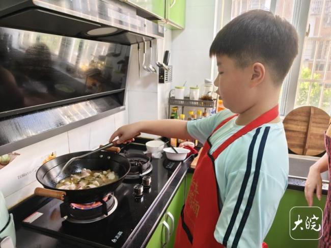 池州11歲男孩做得一手好菜 5年廚藝小達(dá)人