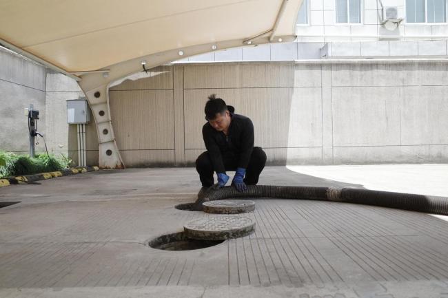 95后掏糞工:上班清糞車下班奔馳 女友千里奔現(xiàn)支持
