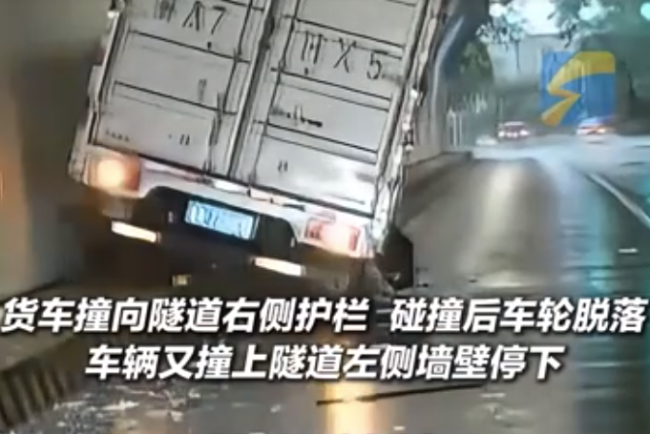 货车隧道内失控 公交司机撬开车门将车主救出