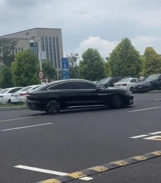 司机情绪崩溃绕圈咋变成了车辆失控