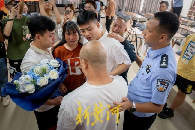 未满月的儿子在出租屋被偷走 27年后团圆母亲双膝跪地掩面痛哭