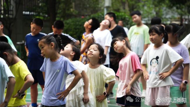 小区保安带领孩子们暑期晨跑 汗水与欢笑交织的成长天地