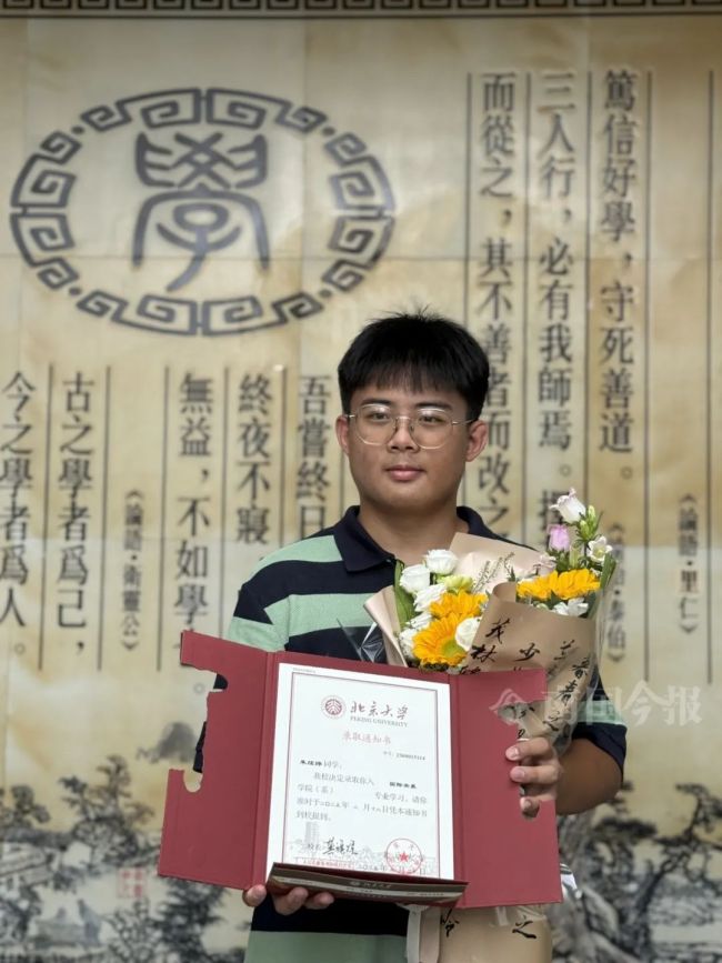 投递员亲手投递儿子的录取通知书 最幸福的快递
