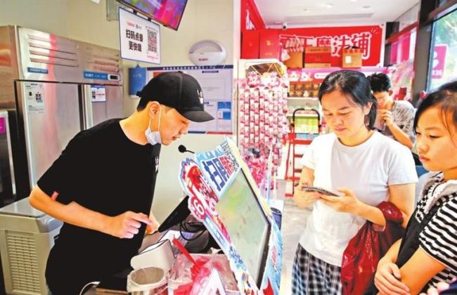 高温催热了“冷生意” 清凉消费走俏市场