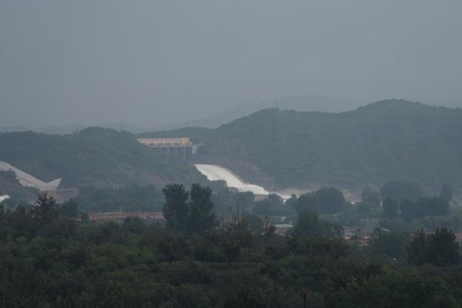 直击密云水库泄流 潮白河沿线加强防汛措施