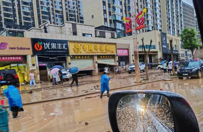 洪水进金店冲走上千万元首饰 暴雨引发多地灾害