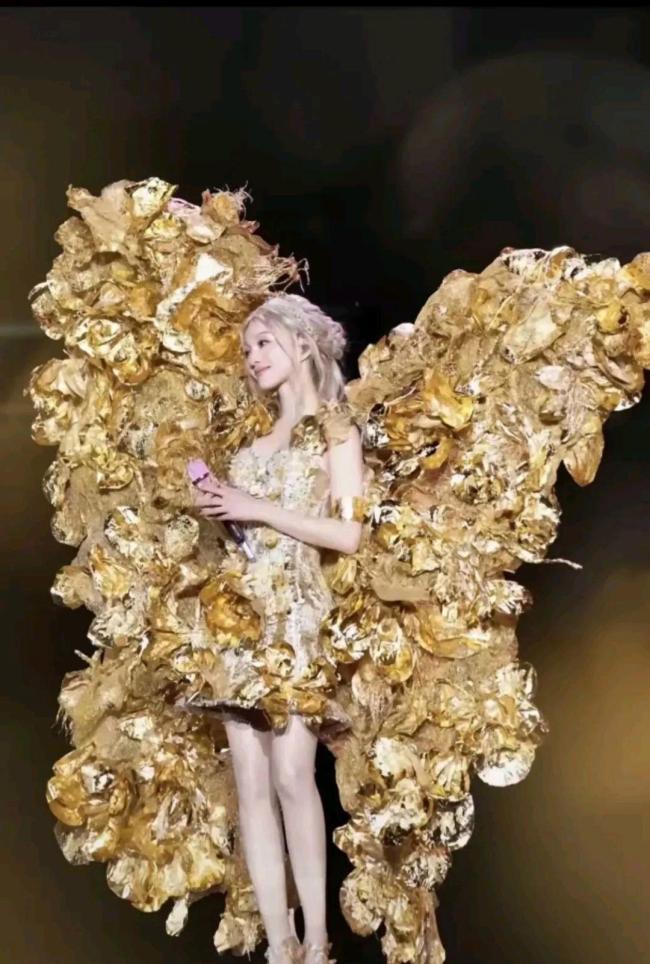 又被张韶涵的高定硬控了 科技与美学的完美融合