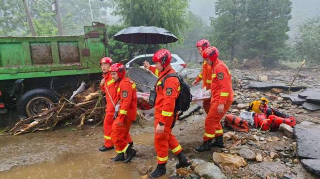 多区遭遇强降雨 北京消防紧急转移多名被困群众 连夜救援保平安