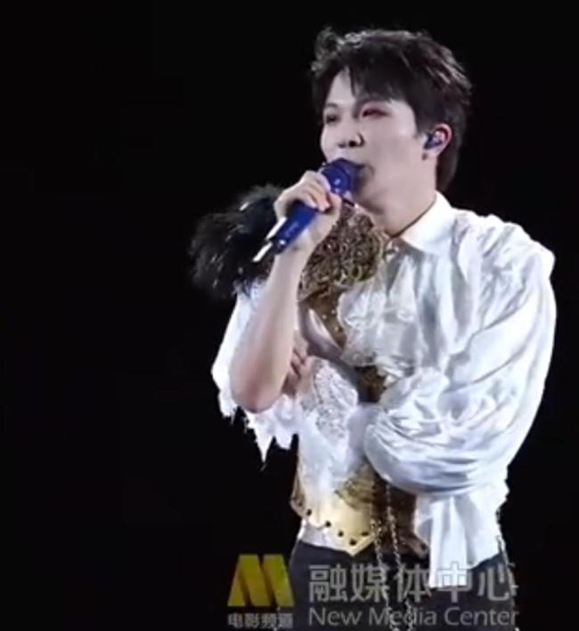 周深演唱会高能喊话35秒 现场变身反诈宣传
