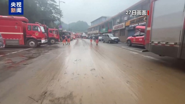 北京怀柔村民：洪水10分钟灌满屋！