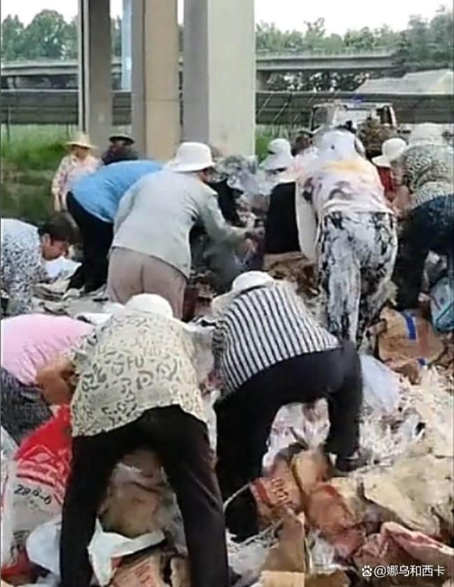 货车坠桥 货物遭村民哄抢 法不责众心态作祟