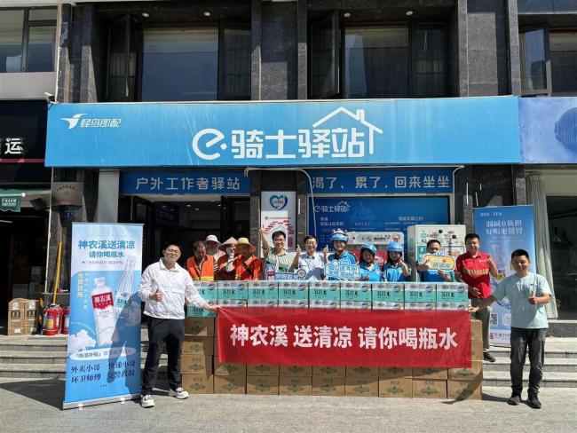 最美骑士：高温挡不住爱心传递 清凉接力温暖人心