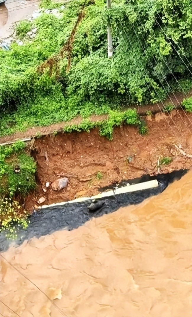 长沙回应圭塘河有管道排黑水，官方：雨污水回流，已进行封堵