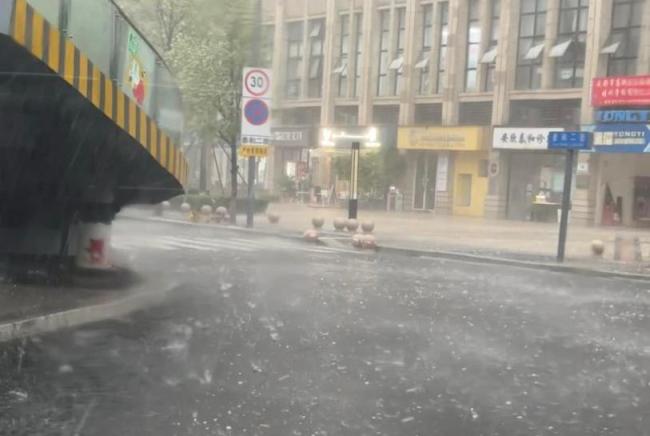 成都突降冰雹 有拇指大小 强对流天气来袭