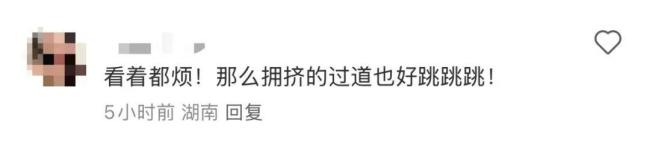 一群老东说念主火车走说念跳广场舞被吐槽 车厢喧闹引争议
