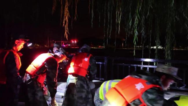 北京暴雨武警一夜搬10万个沙袋 子弟兵奔赴一线抢险救灾