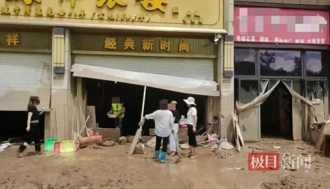 律师：捡金饰不还或担刑责 洪水冲走金店首饰引发关注
