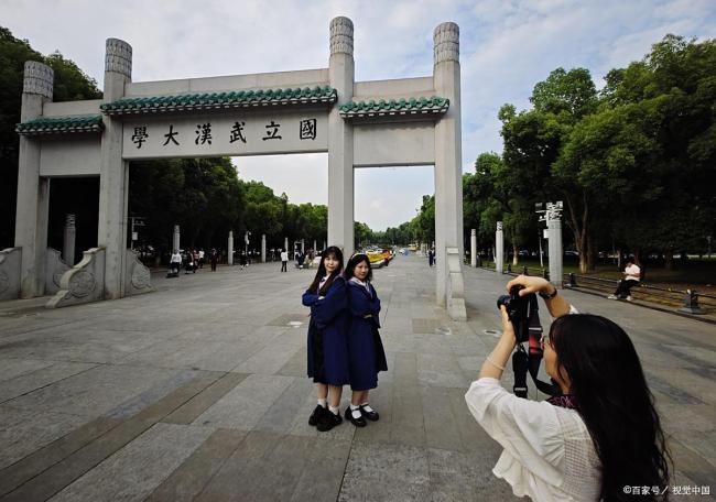 武大图书馆事件女生陷入舆论漩涡