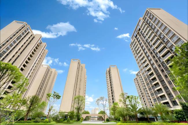 2025年楼市怪象：中产被迫“割肉”，富人3折抄底