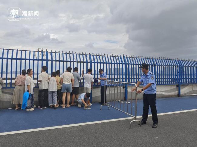 钱塘江潮水猛冲上岸打湿看潮人，特别提醒：台风逼近，安全第一